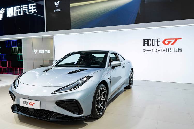 成都276哪吒汽车在智能汽车领域的表现，领途汽车在新能源汽车市场中的影响力